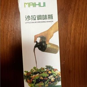 Salad dressing shaker container new